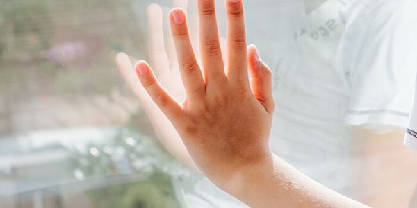Британские ученые объяснили непереносимость звука «ногтями по стеклу»