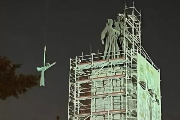 В Софии запретили снос памятника Советской армии, когда его уже распилили