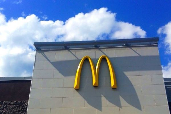 Во Львове священник освятил открывшийся ресторан McDonald's