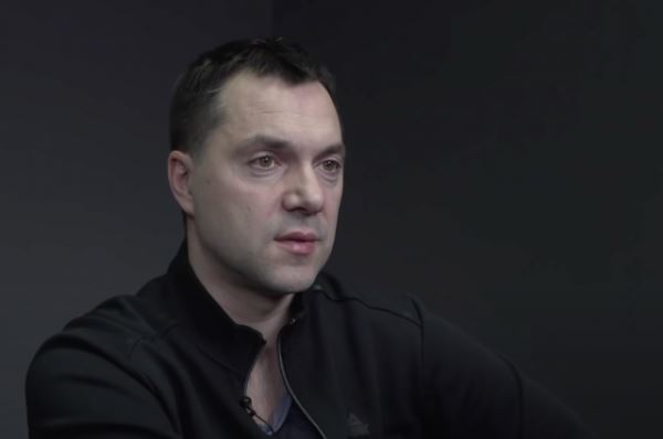 Арестович заявил, что Залужный «троллит» Зеленского данными о мобилизации